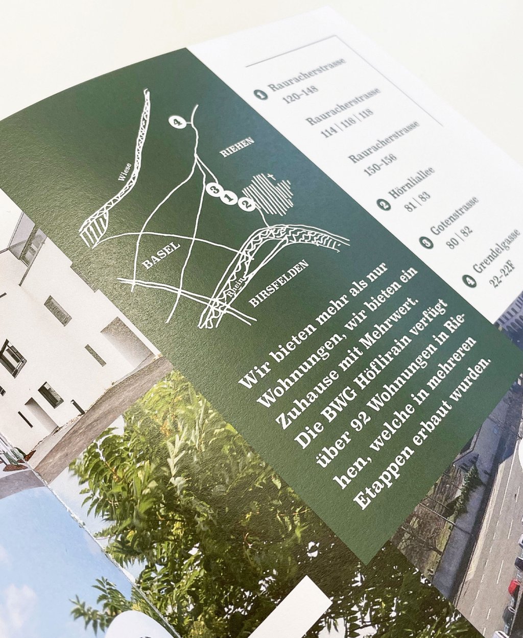 Broschüre von Höflirain mit Detailansicht Layout und Illustrationen